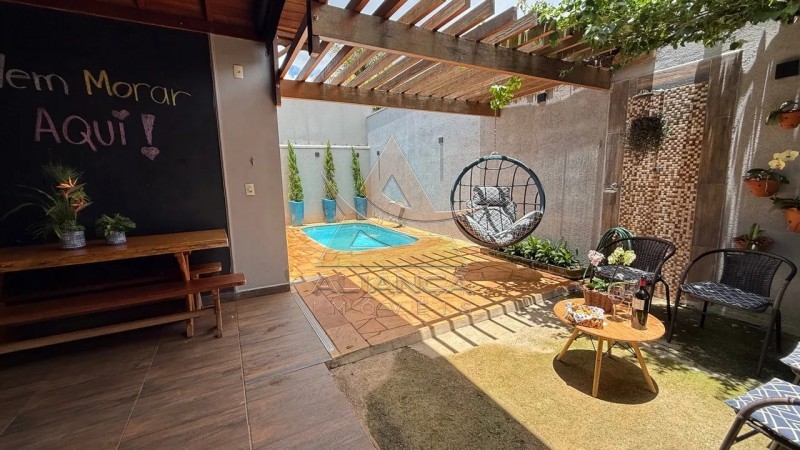 Casa à venda com 3 quartos, 158m² - Foto 1